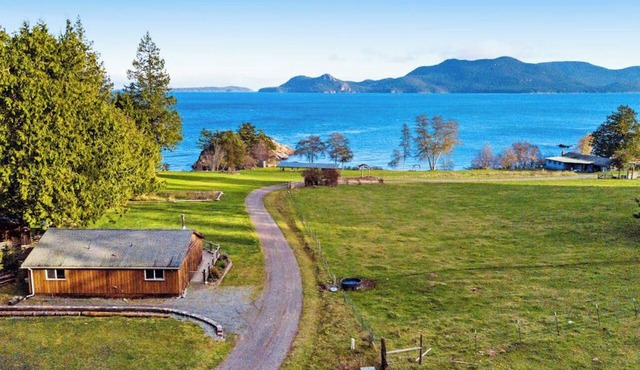 Beachfront Cottage on Buoy Bay with Beach Access and Boat Moor in Eastsound