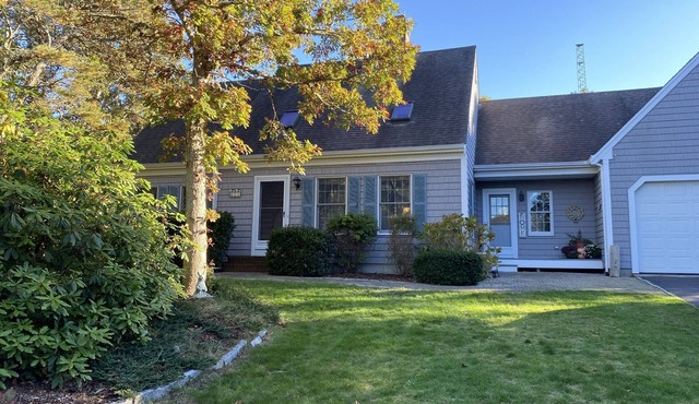Beautiful 3 bedroom Cape with spacious deck and hot tub