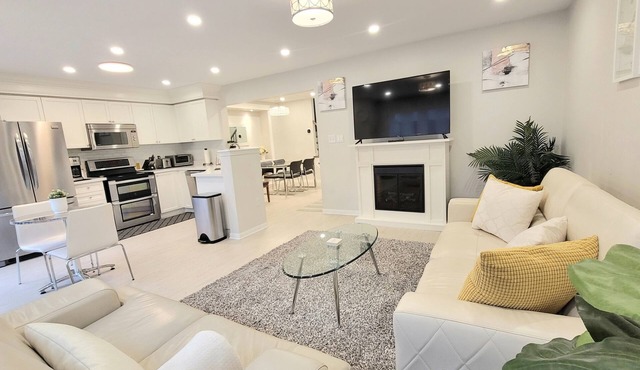 ★ Beautiful 3 Bedroom Home - Parking, Wi-fi, near Hwy 401, 6 Beds available