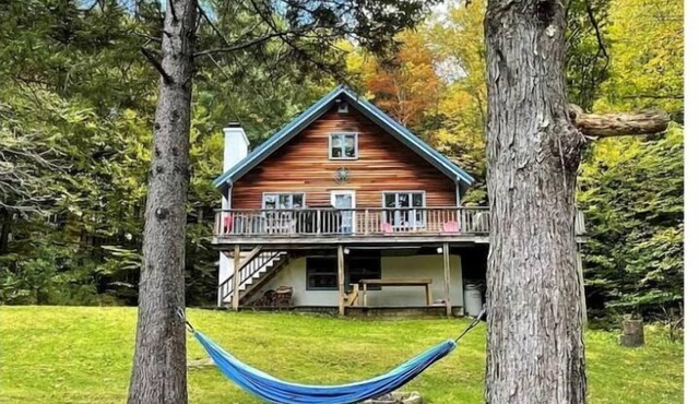 Beautiful 6 Bedroom Ski Lodge minutes to Mt. Snow