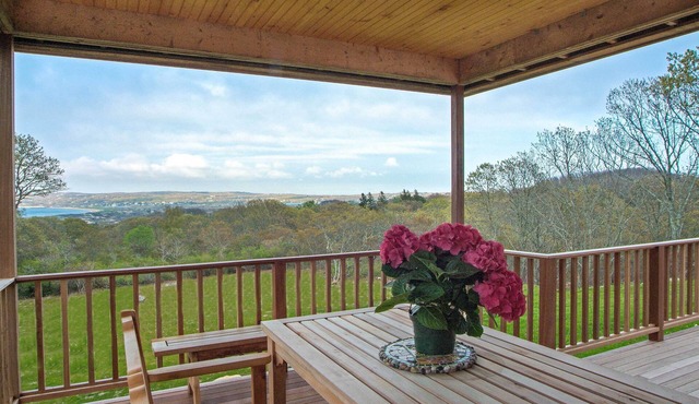 Beautiful Aquinnah Home: Ocean View, Walk to Beach