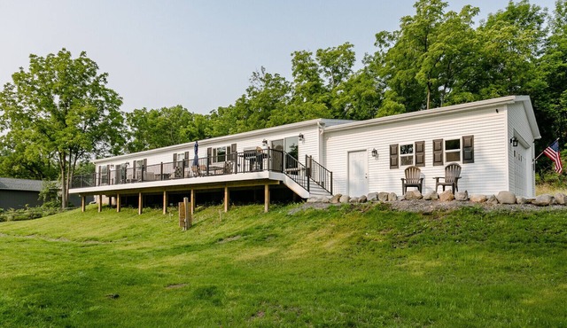 Beautiful Canandaigua Lake view - Family friendly! 4 Season Home - Fall Foliage!