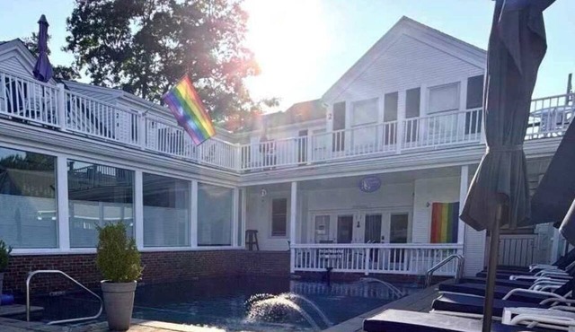 Beautiful condo near the ocean with heated pool, hot tub, grills and kitchenette