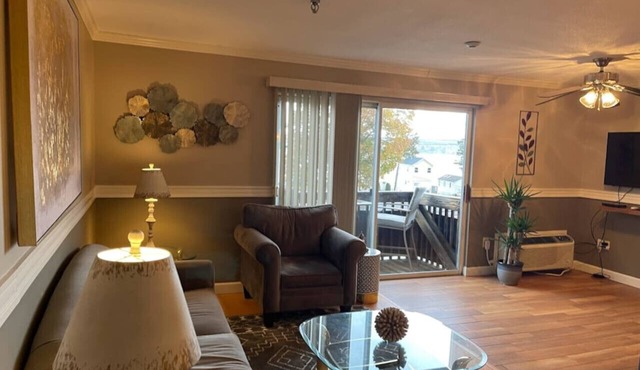 Beautiful Condo, Restaurant, Close to Everything!