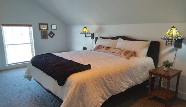 Beautiful Cottage at the end of a private road. Minutes to sking and shopping...