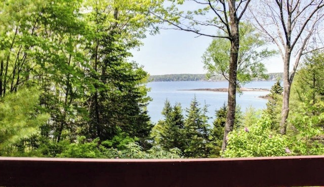 Beautiful hidden Waterfront Retreat with Rocky Beach