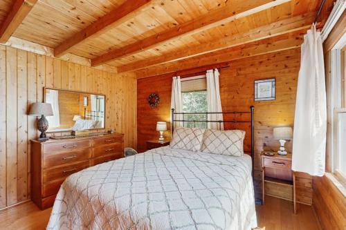 Beautiful home with WiFi, lake view, deck, & firepit - walk to beach