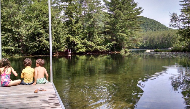 Beautiful lakefront lodge in White Mountains w/outdoor hot cedar tub & firepit