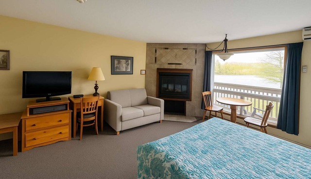Beautiful Lakefront Inn Suites
