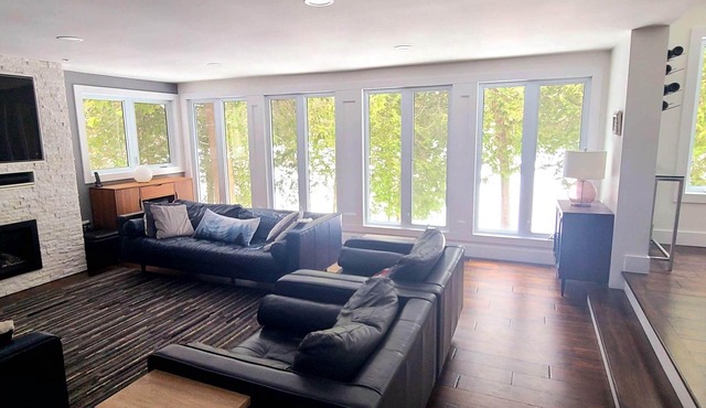 Beautiful lakefront home on Trout Lake! Hot tub and movie room included!