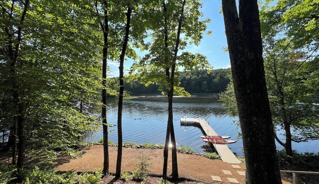 Beautiful lakefront cabin just minutes from downtown Eagle River! in Eagle River