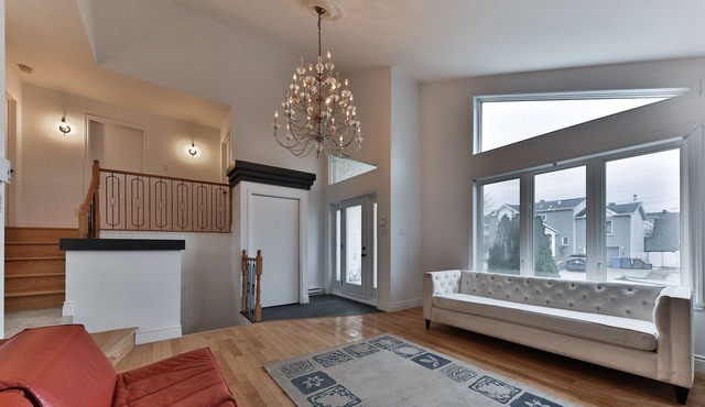 Beautiful & large 4 bed house, 20mn from Montreal