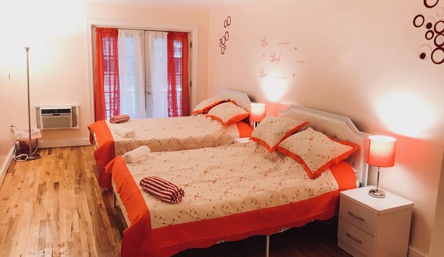 BEAUTIFUL, LARGE 4 BEDROOMS, 2 BATHS, BALCONY IN REGO PARK UP TO 15 PEOPLE OK