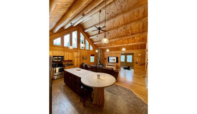 Beautiful log cabin near Castle in the Clouds