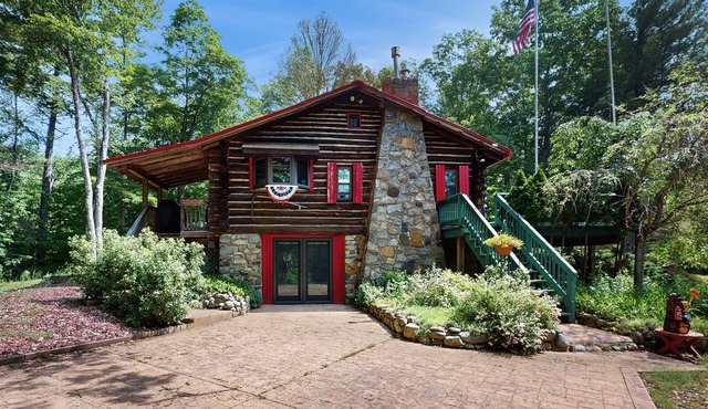 Beautiful log home w/mountain views, gas fireplace & arcade games- close to lake