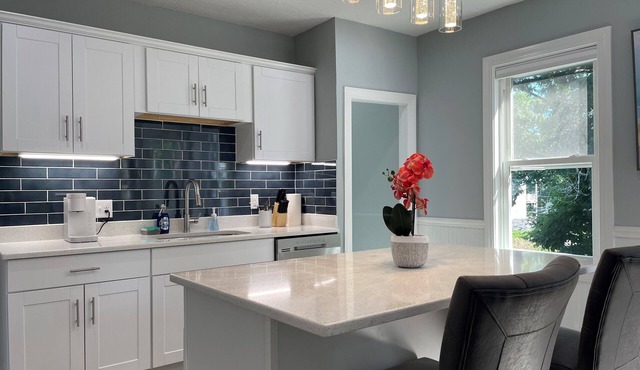 Beautiful New 2 BD near Hospitals, Free Parking