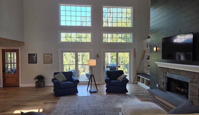 Beautiful new home with lake access