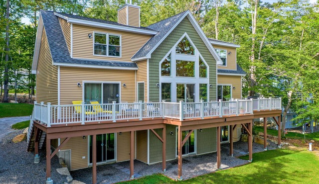 Beautiful Newer Winnipesaukee Waterfront Home for 10 5 Bedrooms 4 Baths
