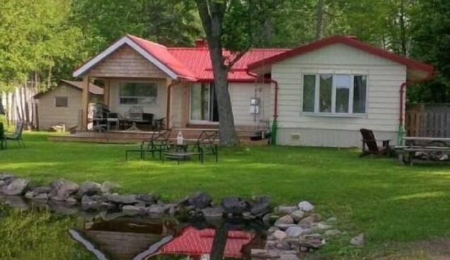 Beautiful Newly Renovated Quaint Lakefront Cottage on Chemong Lake - Selwyn
