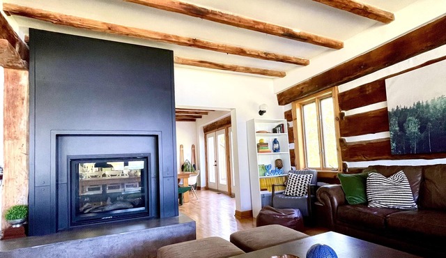 Beautiful Norcan Lake Lodge - close to Calabogie Peaks, rec trails - 8 bedrooms