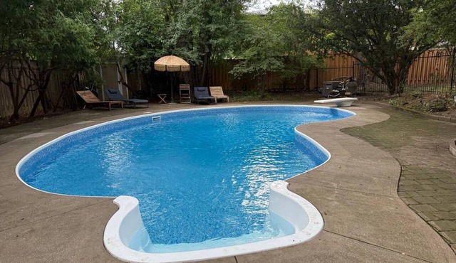 Beautiful Spacious 4BR House Pool Parking in Markham
