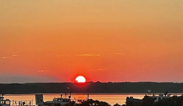 Beautiful sunset views/Central AC/4 Bedroom 2 Bathroom Home