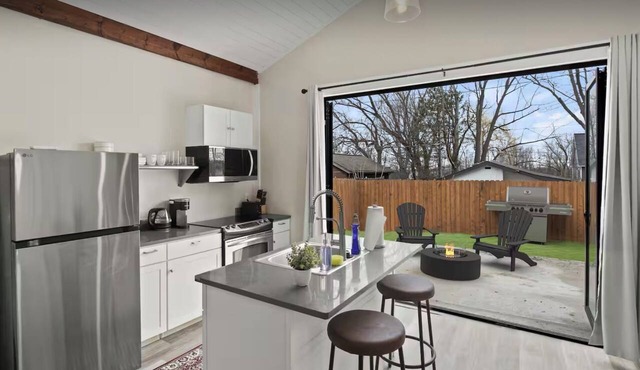 Beautiful Tiny home Near The Lake