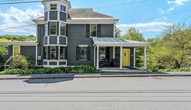 Beautiful Village of Woodstock home near the Inn