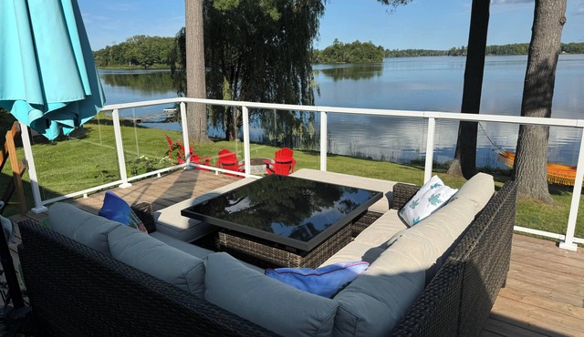 Beautiful Waterfront Cottage on Golden Lake