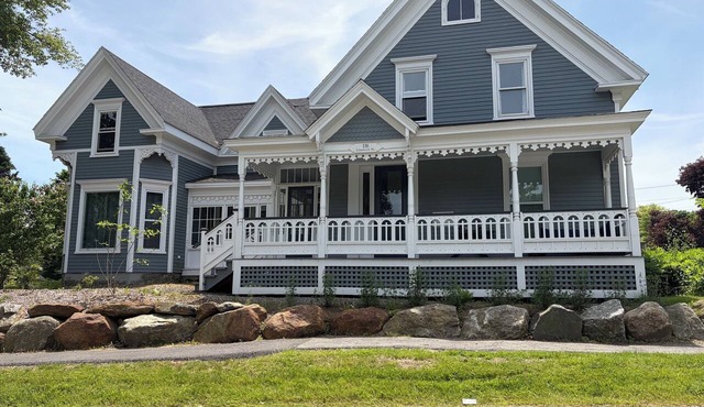 Beautiful well appointed upstairs condo in old Victorian