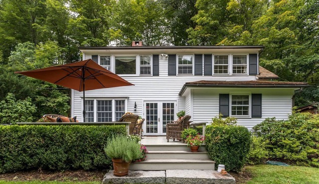 Beautifully Appointed Riverfront Cottage Close to Bantam and Washington