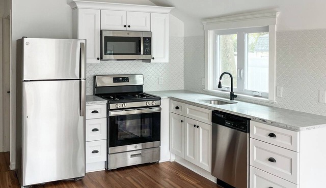 Beautifully renovated cottage less than a mile to the beach!