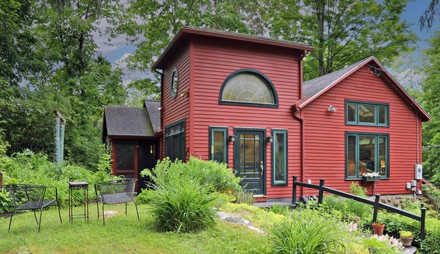 Berkshire Retreat- Stone's throw to downtown Lenox