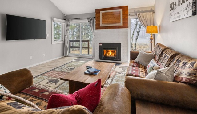 Best Location @ Jay: Remodeled, Ski-in/Out by Waterpark, Ice Rink, A/C & Dogs OK