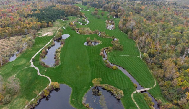 Black Water Golf Villa, Jackson's Point Harbour is 10 min drive in Mount Albert