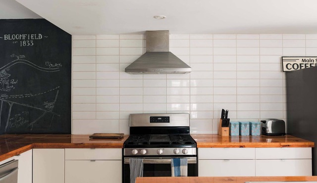 Bloomfield Bliss - Hot Tub and Walking Distance to Park in Prince Edward