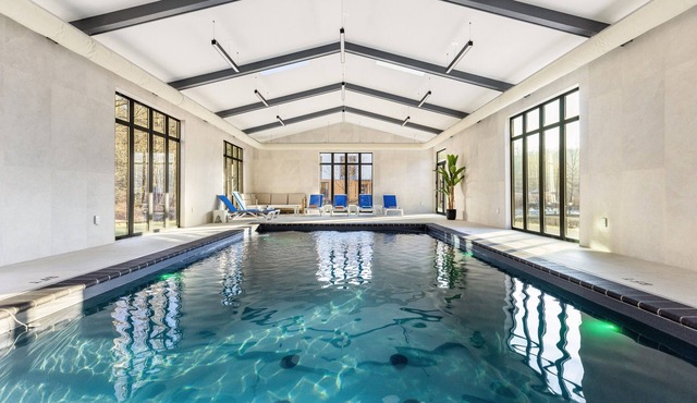 Blue Pond modern home with Indoor Pool/Firepit/Volleyball/Pond by Water Park