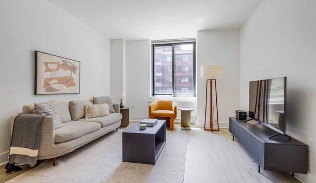 Blueground | LIC, pool & w/d, nr Gantry Park