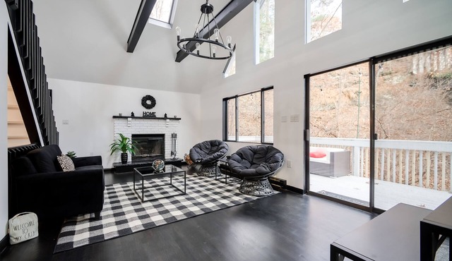 BLVCK Cabin 2 near Falls w/HotTub, Sauna & Game Room