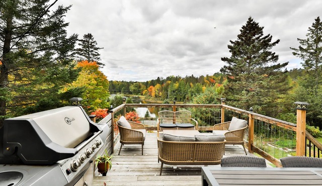 🌿 Boho-rustic retreat in nature with panoramic lakefront & mountain views in Rawdon