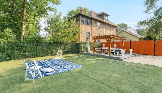 Book Now, Lounge & Cozy Pergola Vibes Lounge & Grill, Sleeps 12