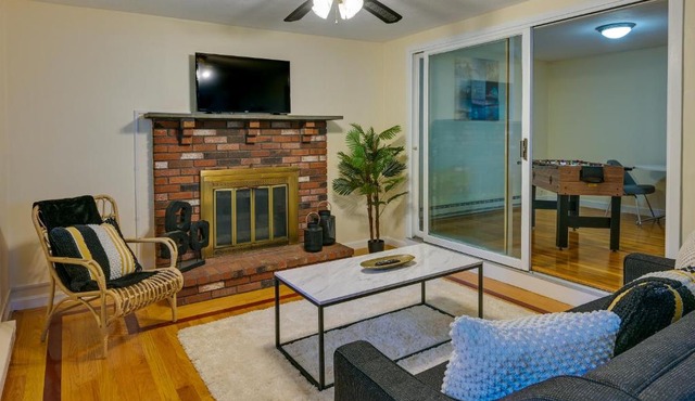 Boston Duplex w/Foosball Table: 11 Mi to Downtown