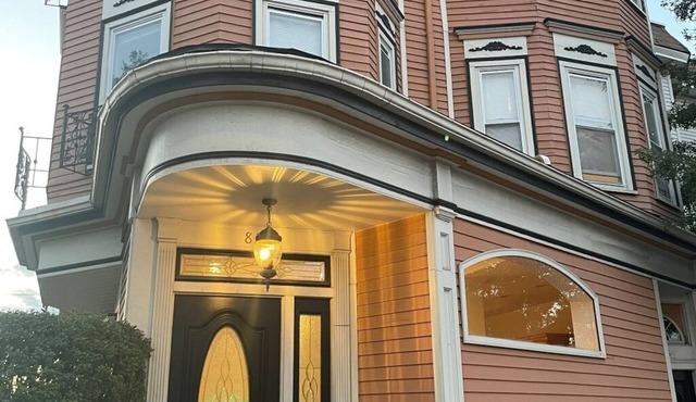 Boston Spacious Apartment with private outdoor patio