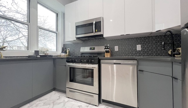 BRAND NEW Minutes to center of NYC 3 baths