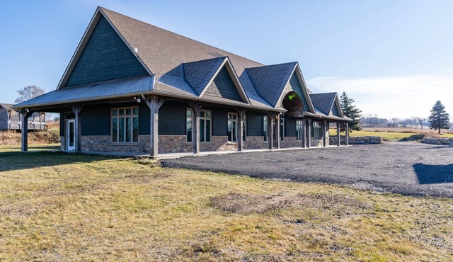 Breathtaking Rosemont Villa Near Earl Rowe Provincial Park in Rosemont