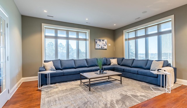 Breathtaking Rosemont Villa Near Earl Rowe Provincial Park