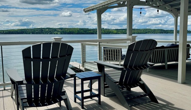 Breathtaking Views, Newly Renovated Lakefront Cottage on Skaneateles Lake