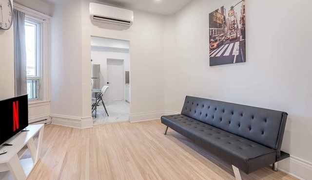 Bright, 4 Bedroom Apt. - Little Portugal in Montréal