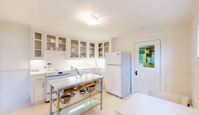 Bright & airy cottage with firepit, bikes, high-speed WiFi & private W/D
