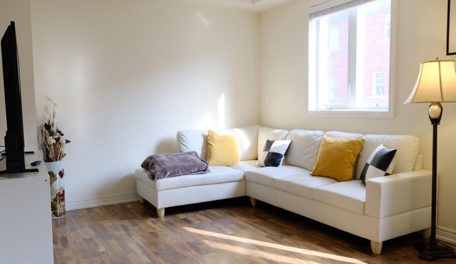 BRIGHT and Comfy 4 Bed Home in Markham - close to lake and hiking trails